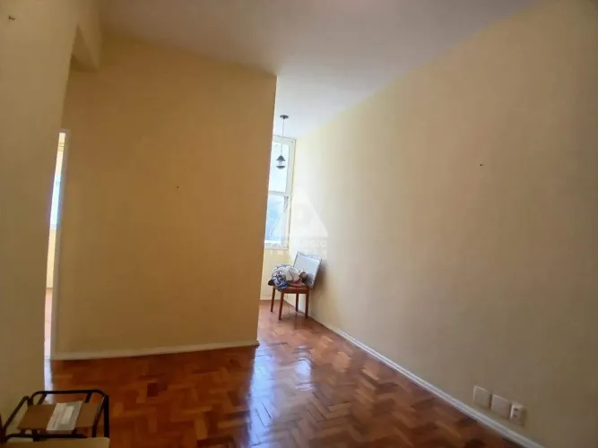 Apartamento sala e quarto com dependência e área de serviço, frente vista livre em Botafog