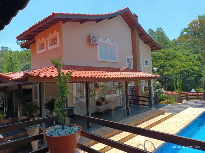 Linda casa de condomínio em Guararema