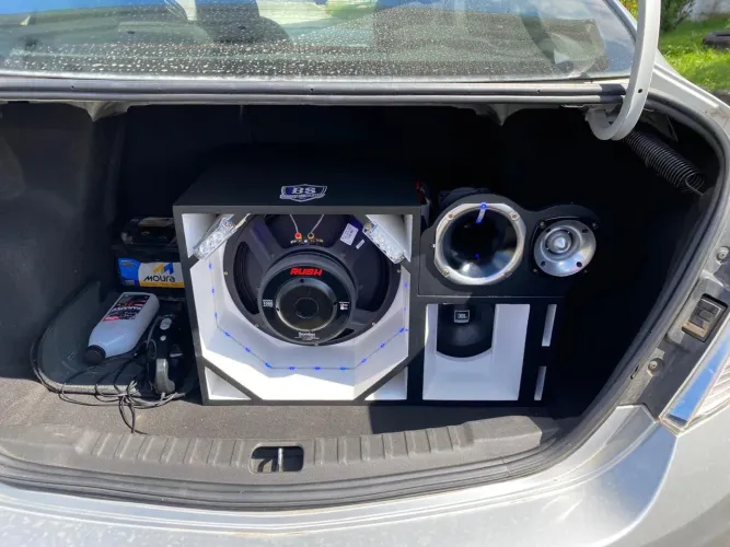Vendo esse som trio automotivo. Tudo novo. Sim é perfeito. *