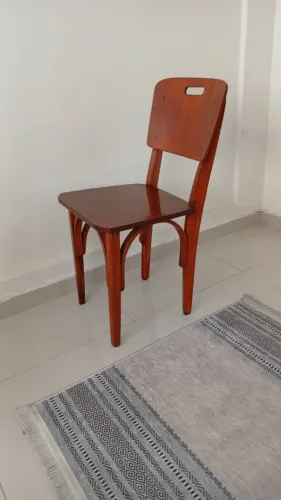 Antiga cadeira em madeira para escritório bar ou sala de espera em perfeito estado