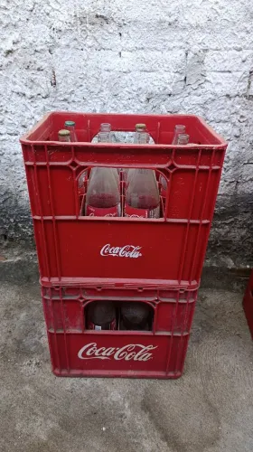 Caixa com garrafa de coca cola retornáveis