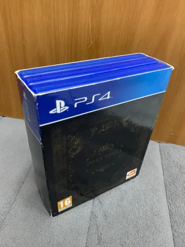Vendo ou troco trilogia Dark Souls PS4