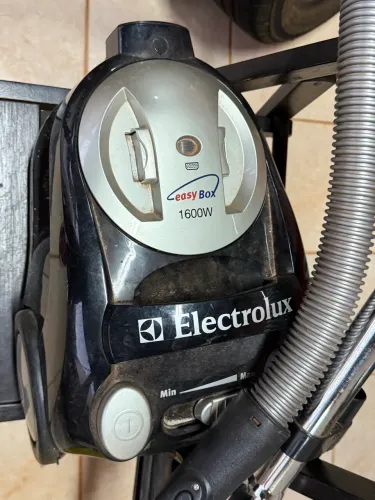 Aspirador Electrolux EasyBox 1600W - Funcionando
