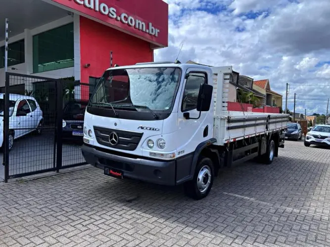 ACCELO 815 NA CARROCERIA DE MADEIRA BAGGIO