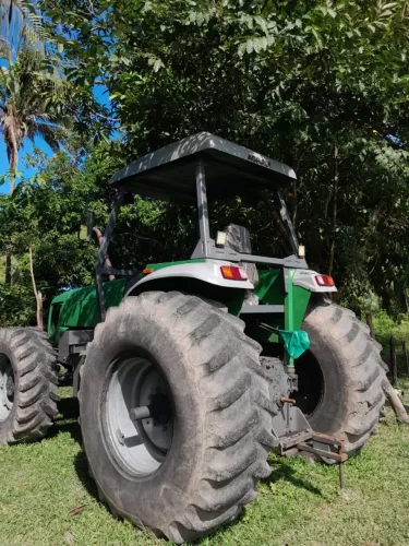 Trator todo em dias em ponto de trabalhar