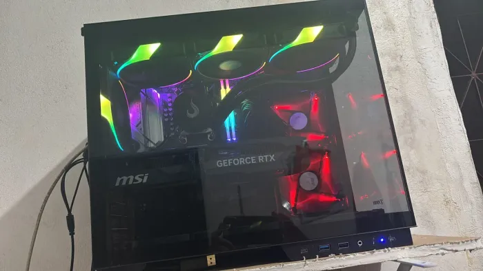 Gabinete gamer com fans e controladora