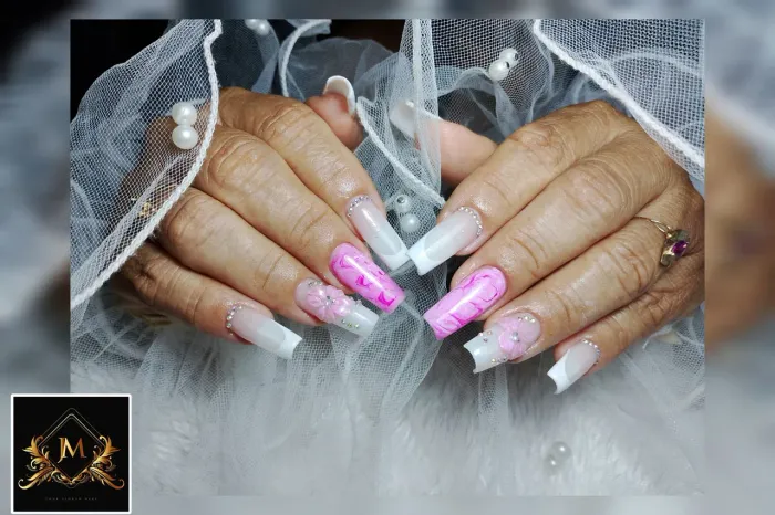 Alongamentos de gel e manicure e pedicure