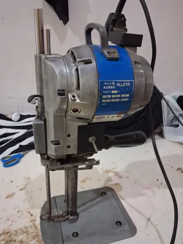 Estou vendendo essa máquina de corte, pois não preciso mais usá-la.