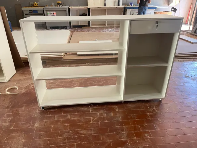 Balcão de atendimento com vitrine e vidro