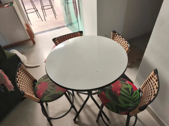 MESA COM 4 CADEIRAS