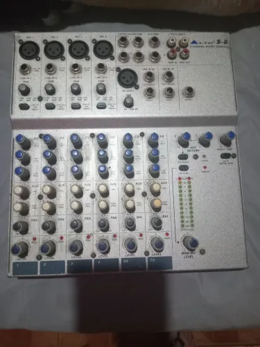 Vendo ou troco por algo do meu interesse Mesa de som 