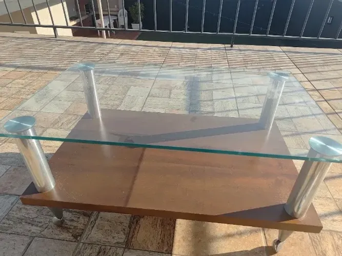 Mesa de centro retangular de madeira e vidro