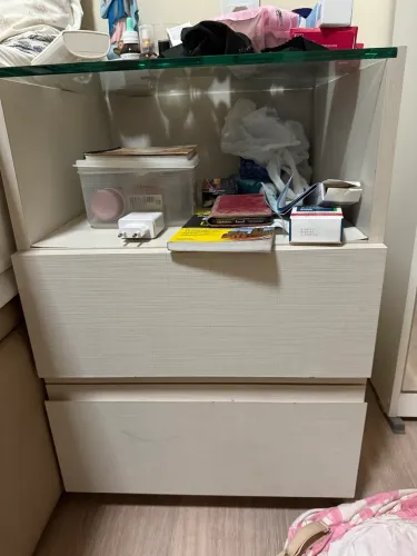 Mesa de cabeceira de marcenaria - delicada e elegante