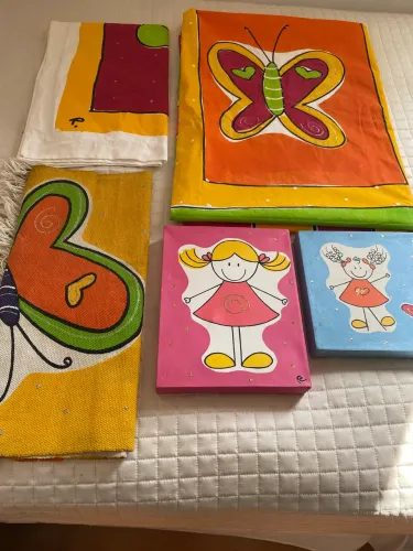 Colcha, tapete e quadros