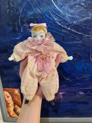 Boneco de porcelana antigo