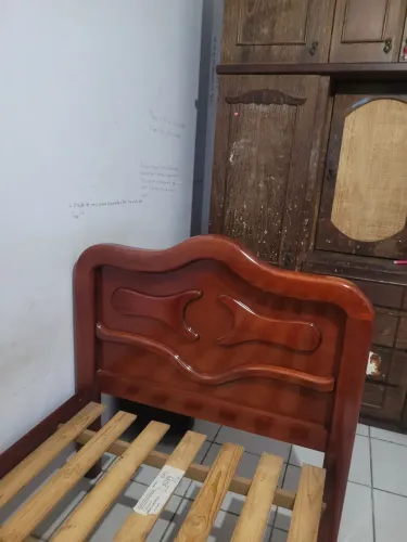 Cama de solteiro de madeira