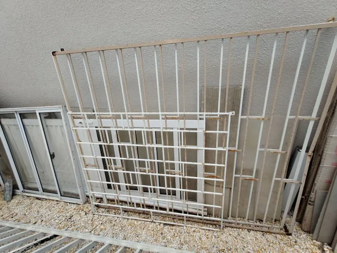 Janela e grade de proteção 