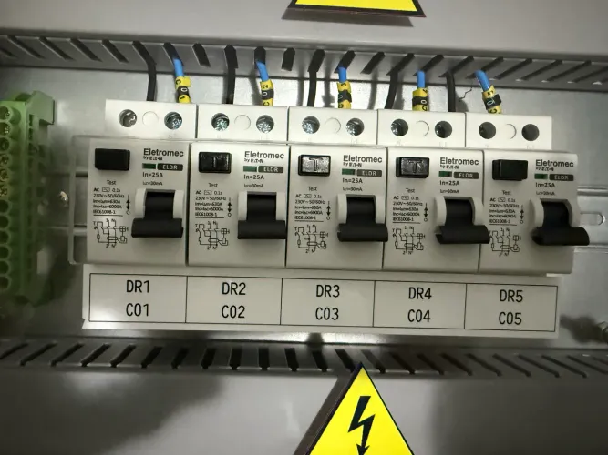 Quadro elétrico montado