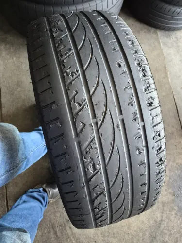 Um pneu 245/35/20 lanvigator todo em ordem (180 em 2× no ct
