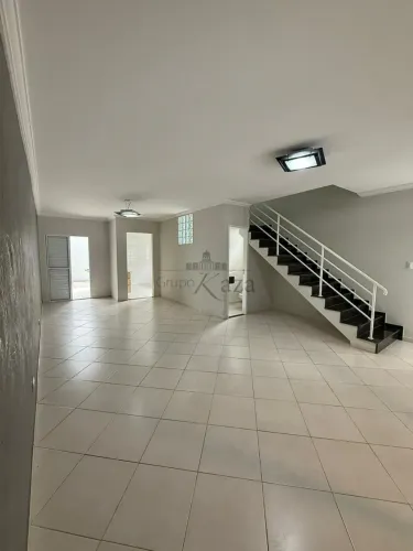 Casa Sobrado - Villa Branca - 3 Dormitórios - 168m².