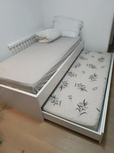 Cama de solteiro com auxiliar