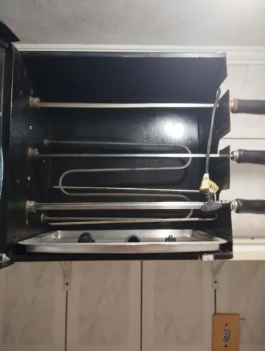 Churrasqueira com 3 espetos rotatórios 