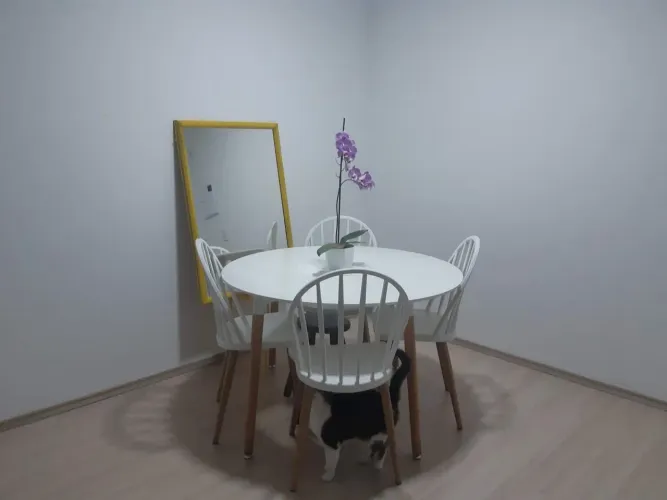 Mesa com 4 cadeiras na cor branca