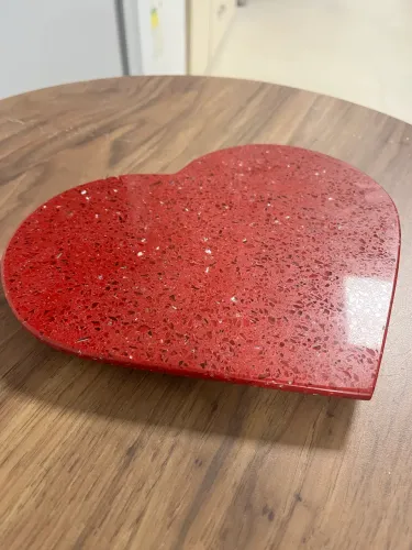 Coração vermelho de granito.