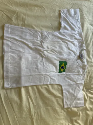 Camiseta branca com aplique de bandeira do Brasil