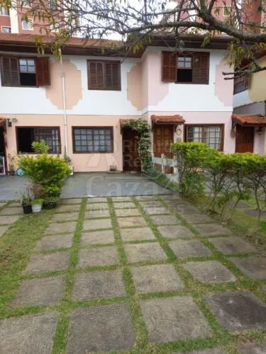 SOBRADO EM CONDOMÍNIO COM EXCELENTE LOCALIZAÇÃO