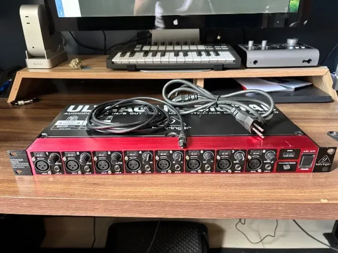 Behringer ADA8200 Ultragain - 8 Canais ADAT + Cabo Óptico