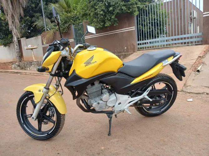 Honda CB300 em dias no meu nome toda revisada.