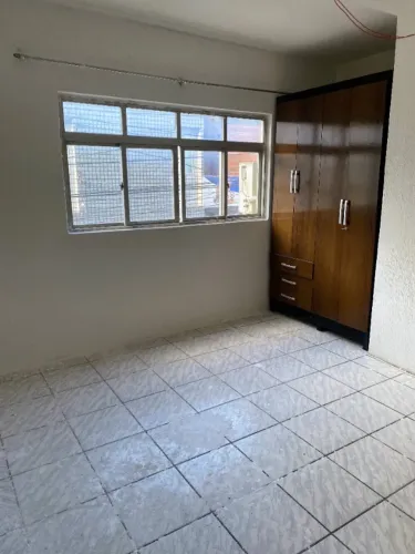 ALUGA-SE APARTAMENTO