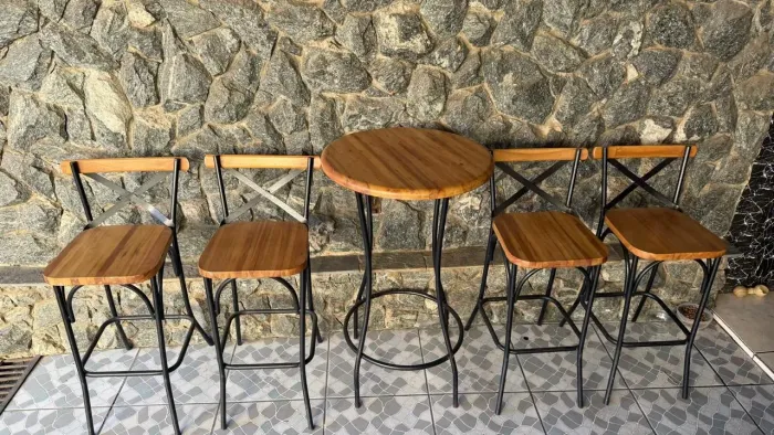 4 banquetas e uma mesa