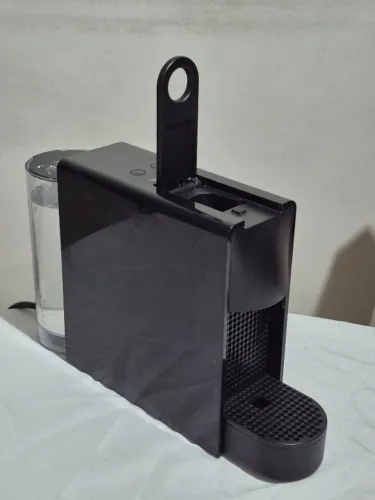 Maquina de Café Espresso Nespresso Essenza Mini Preta