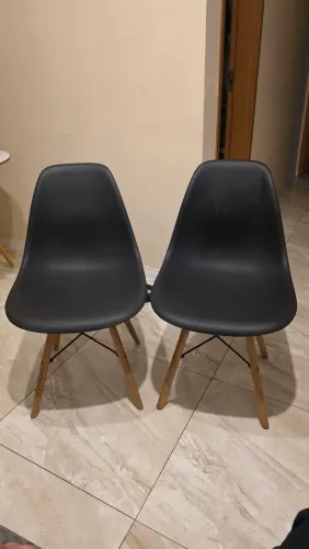 04 Cadeiras DKR Eames Base de Madeira - Preta (Seminova)