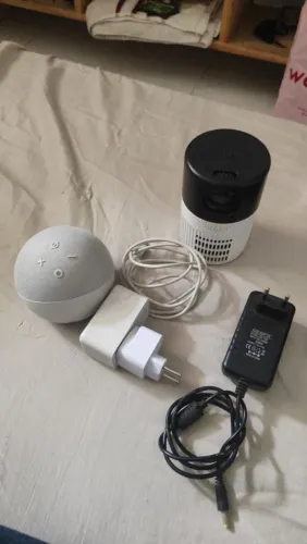Echo Dot 4 e Projetor portátil