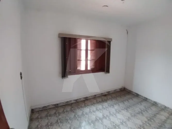 Casa térrea com 2 dormitórios, sala, cozinha, banheiro, área de serviço, quintal e 1 vaga