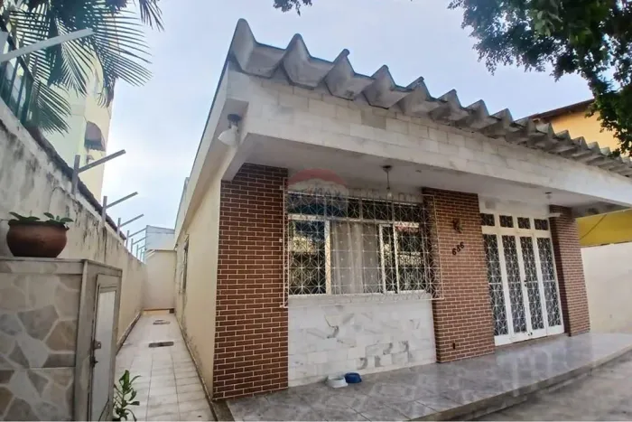 Casa á venda com 4 quartos e com 435m³ em Vila Valqueire - RJ
