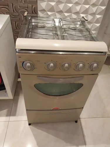 Vendo fogão marca Dako funcionando tudo. Vai com a mangueira e a válvula