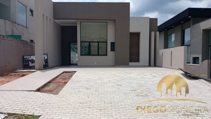 Casa de alto padrão à venda em condomínio fechado em Atibaia