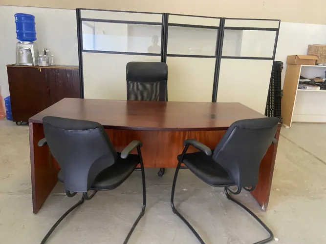 Mesa e cadeiras de escritório mais biombo