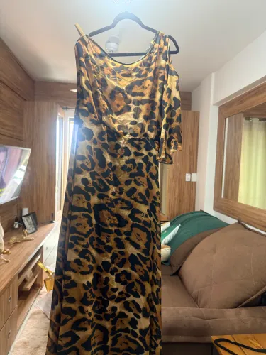 Vestido clássico e veste muito bem, usado apenas uma vez .