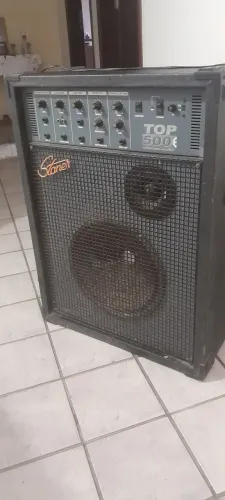 Caixa de som pra frente de loja com microfone.