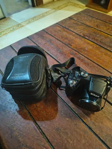 Câmera Nikon Colpix L315  com case de couro!