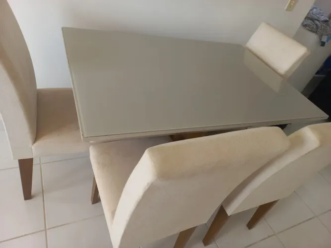 MESA COM 4 CADEIRAS