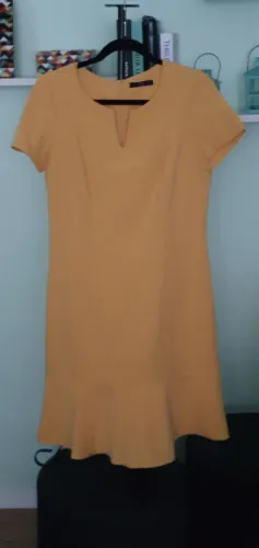 Vestido Amarelo Babado Discreto na Saia - P. A Concept