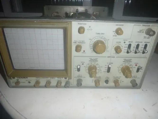 Osciloscópio 20MHz Leader 1021 - Por Peças ou Reparo