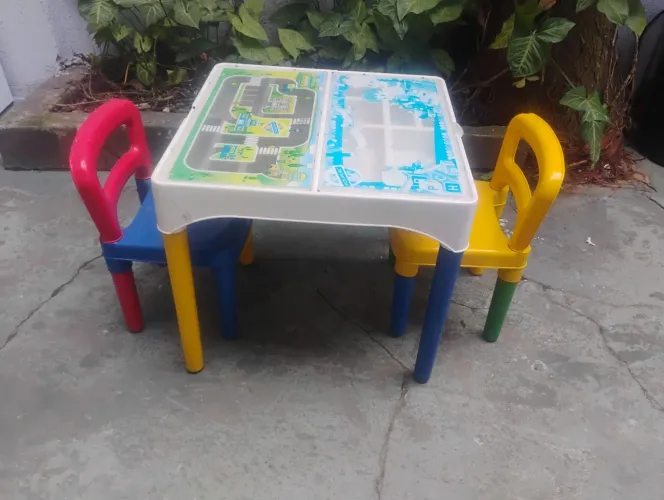 Mesinha infantil com 02 Cadeiras
