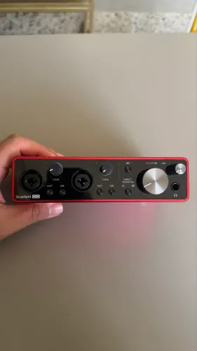 Focusrite 2 canais com defeito canal direito 